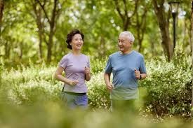 大谷翔平在 2025 年开幕战的球鞋采用高科技材料，能够实时回传其步频数据